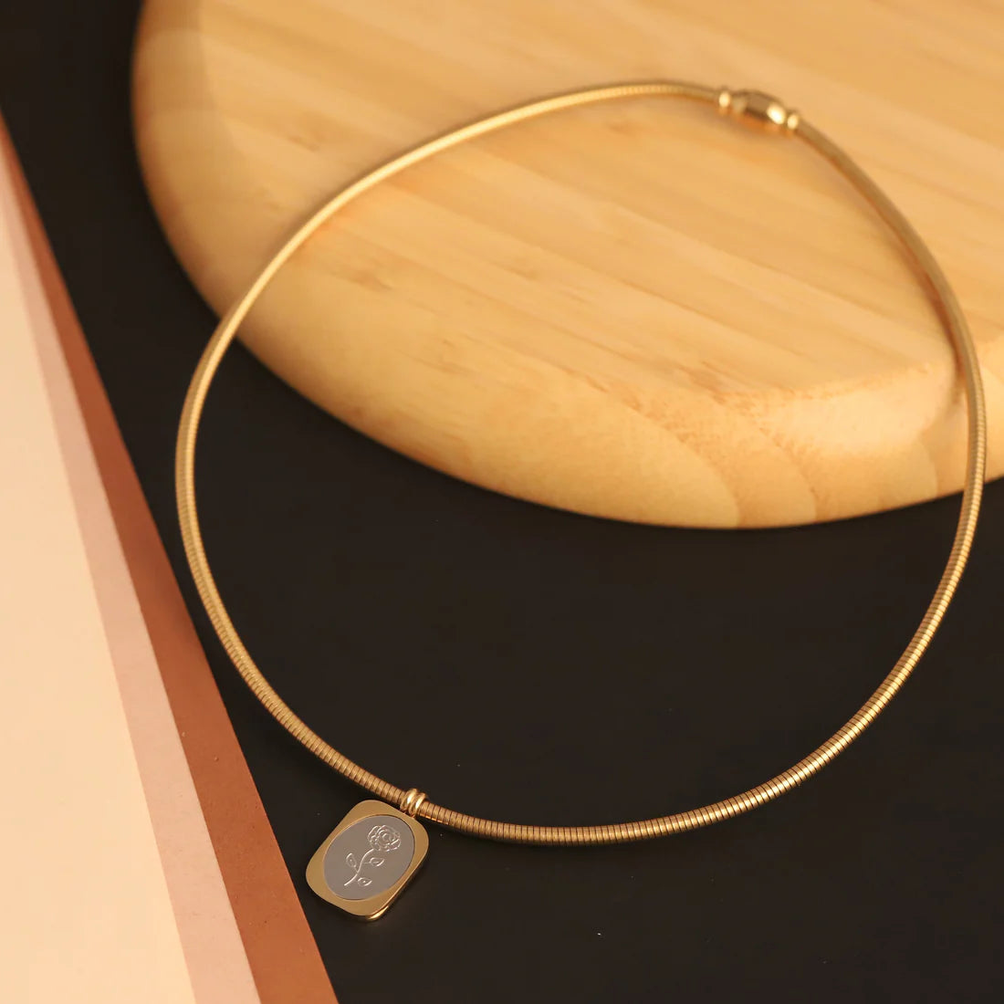Magnetic Rose Pendant Necklace — Stylish & Effortless
