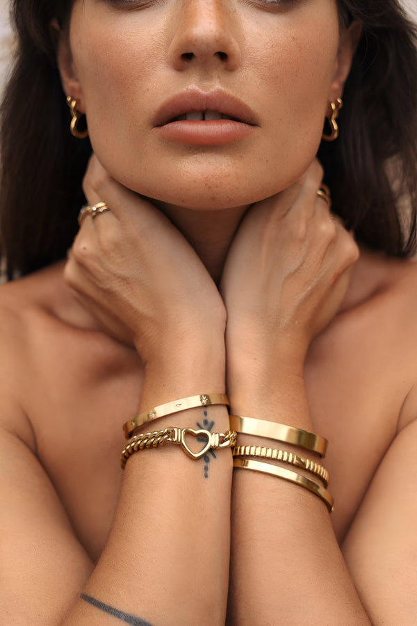 Minimal Bracelets