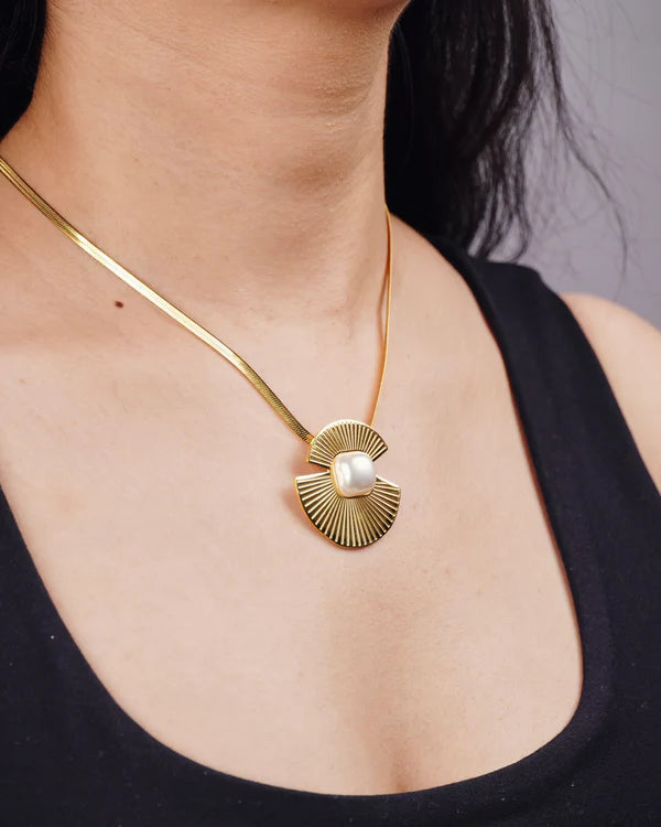 Golden Fan Pearl Pendant Necklace for Women | Elegant Statement Chain